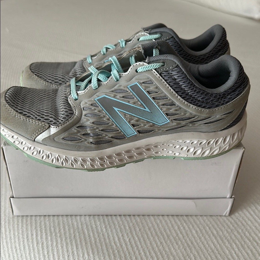 New Balance 9.5 Women's Gray Running Shoes